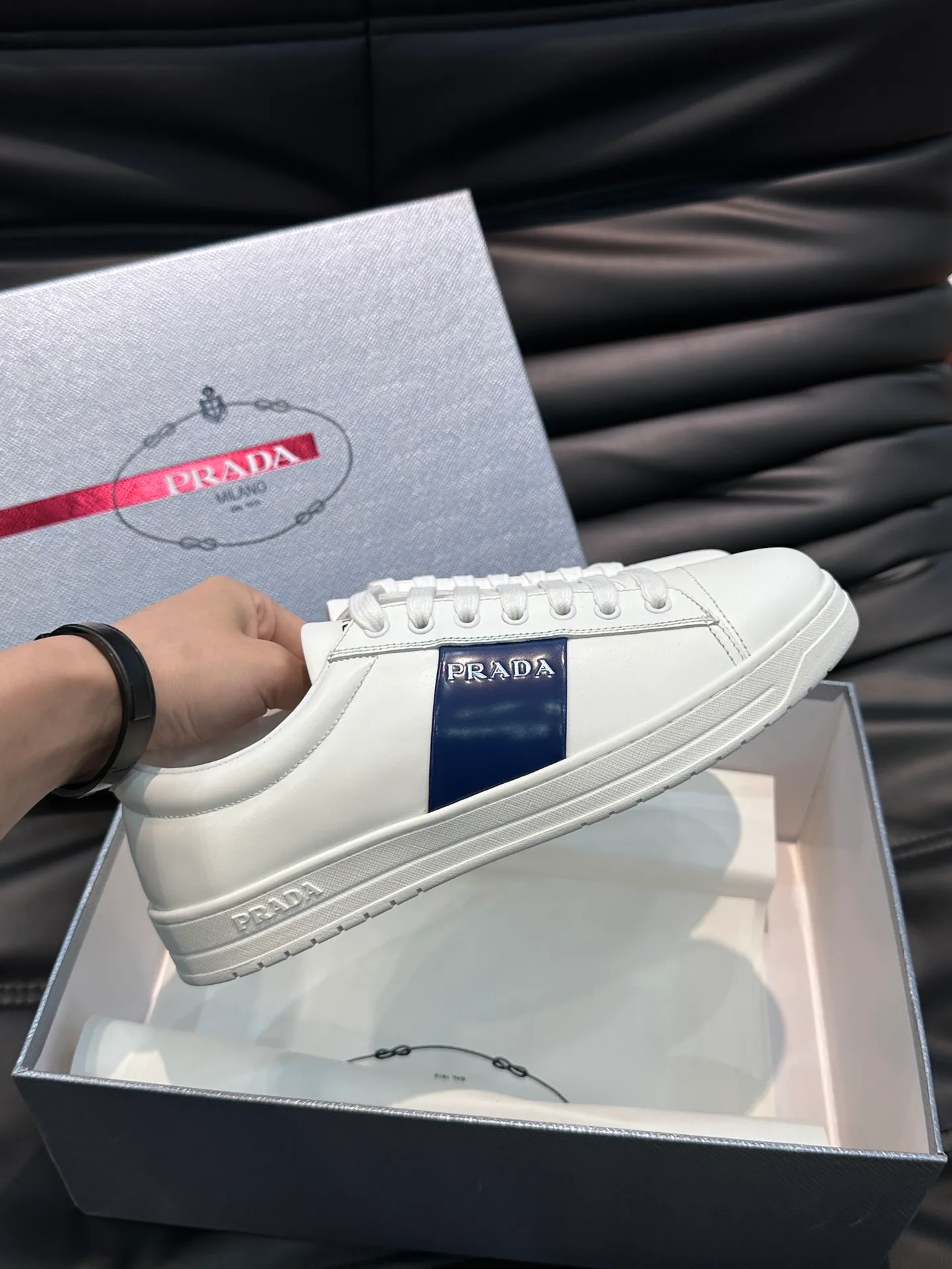 Men's shoes 💰p360 "Men's shoes 💰pRAD*" Prada's new high-end men's casual sports shoes. This leather sports shoe uses calfskin upper. The body of the shoe interprets the Prada letter brand logo from multiple angles. The brand logo is embellished on one side of the upper, all explaining the brand style. Sheepskin lining, lightweight, comfortable and durable! Size: 38-44